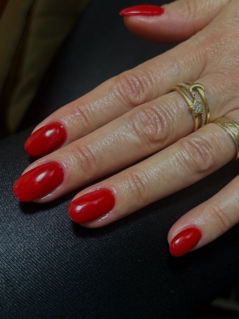 Manichiura cu oja semipermanenta made by Melissa Elena Marton - from Stailer