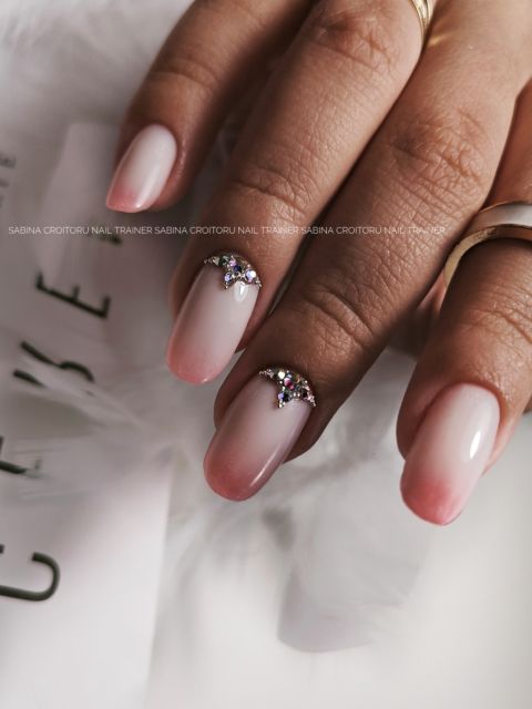 Manichiura cu gel pe unghie naturala