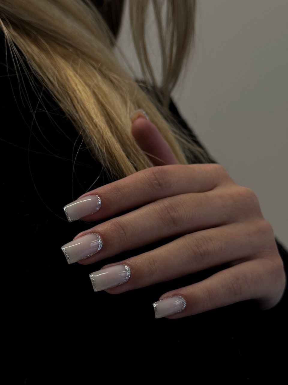 Manichiura cu gel pe unghie naturala made by Noemi Derzsi - from Stailer