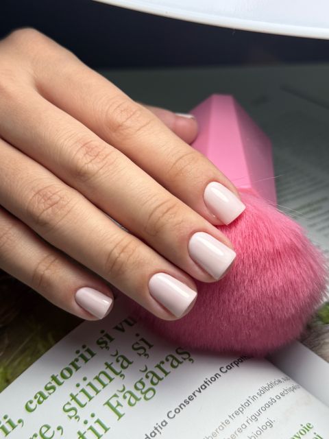 Manichiura cu oja semipermanenta