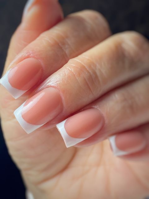 Manichiura cu gel pe unghie naturala made by Renata Kovacsi - from Stailer