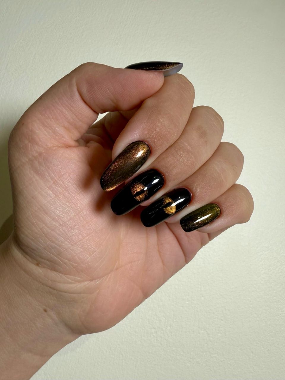 Manichiura cu oja semipermanenta apex made by Maria Bădici - from Stailer Manichiura cu oja semipermanenta apex made by Maria Bădici - from Stailer