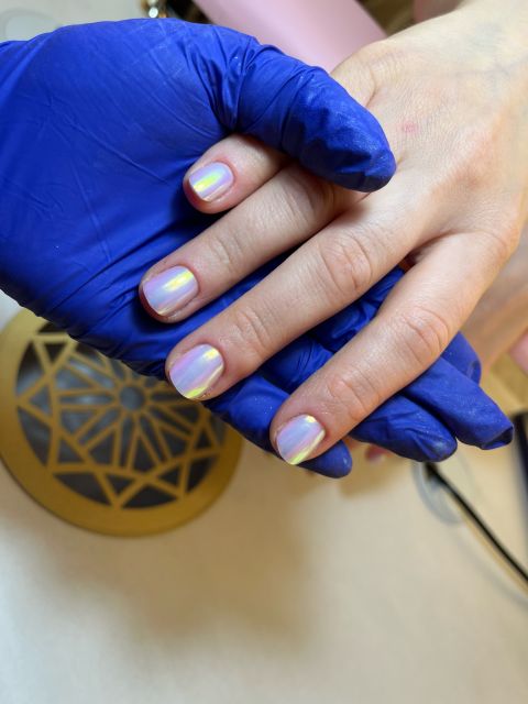 Manichiura cu gel pe unghie naturala