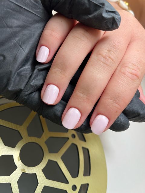 Manichiura cu gel pe unghie naturala