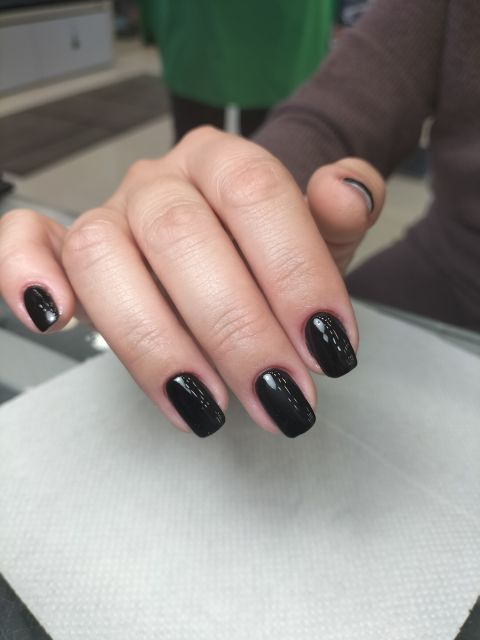Manichiura cu oja semipermanenta made by Cristina Stancu - from Stailer