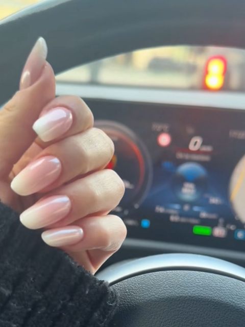 Manichiura constructie unghii cu gel made by Andreea Tomescu - from Stailer