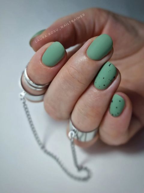 Manichiura cu oja semipermanenta