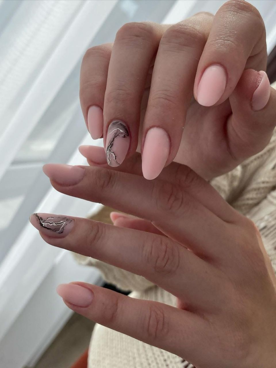 Manichiura constructie unghii cu gel made by Alexandra Mîță - from Stailer