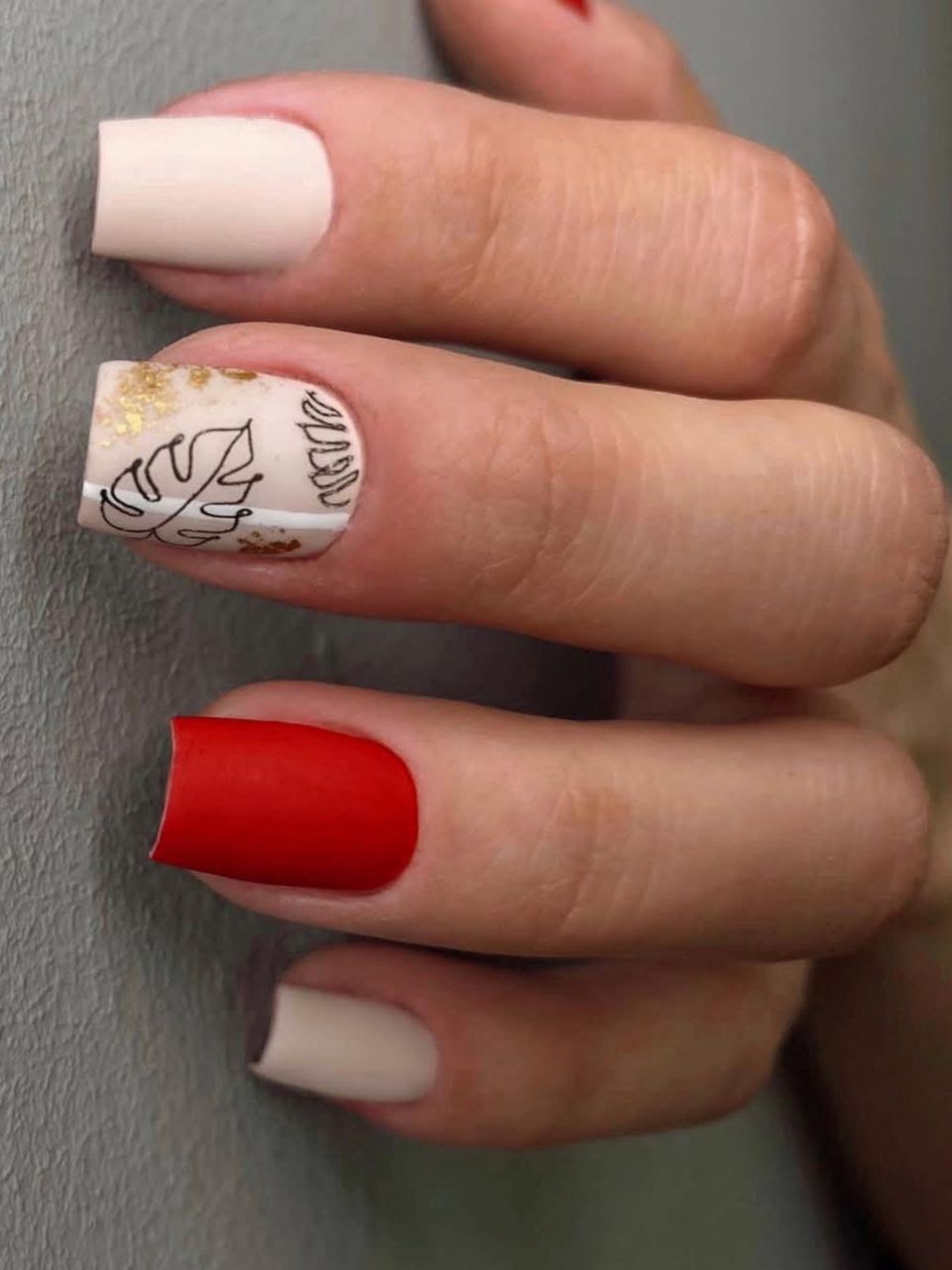 Manichiura constructie unghii cu gel made by Alexandra Mîță - from Stailer