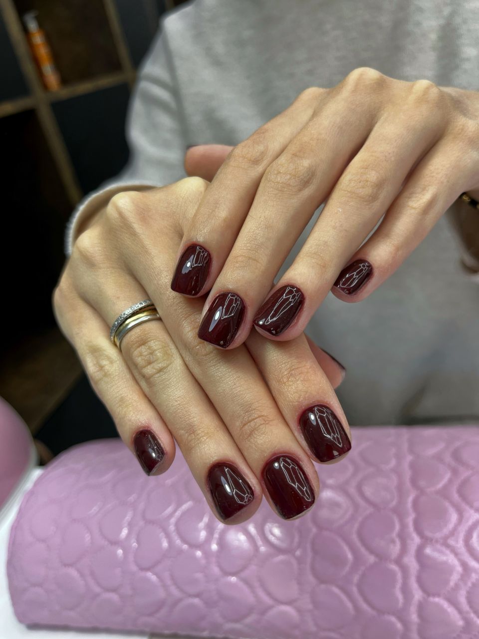 Manichiura cu oja semipermanenta made by Miruna Manoila - from Stailer Manichiura cu oja semipermanenta made by Miruna Manoila - from Stailer