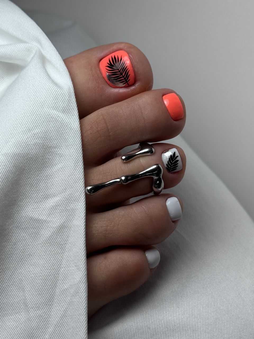 Pedichiura cu oja semipermanenta made by Alexandra Muntean - from Stailer Pedichiura cu oja semipermanenta made by Alexandra Muntean - from Stailer