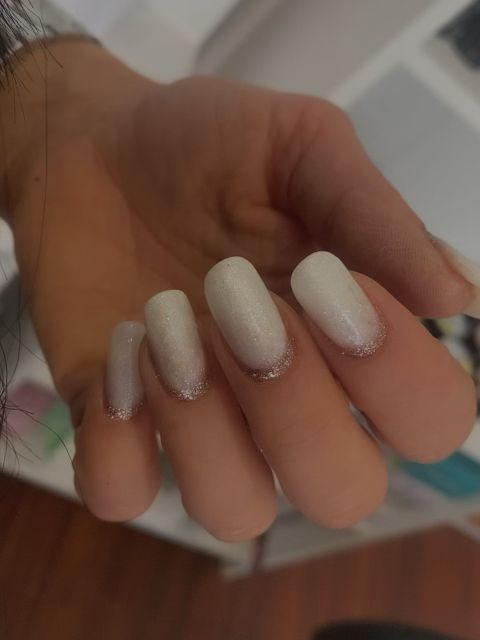 Manichiura cu gel pe unghie naturala