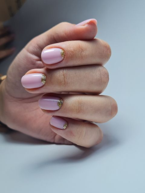 Manichiura cu gel pe unghie naturala