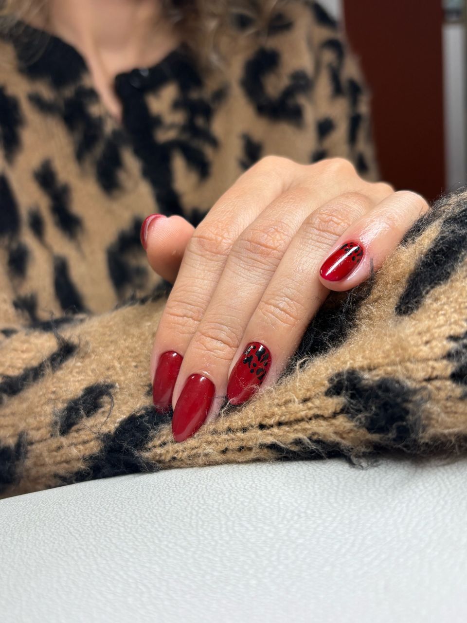 Manichiura cu oja semipermanenta made by Bianca Moldovan - from Stailer