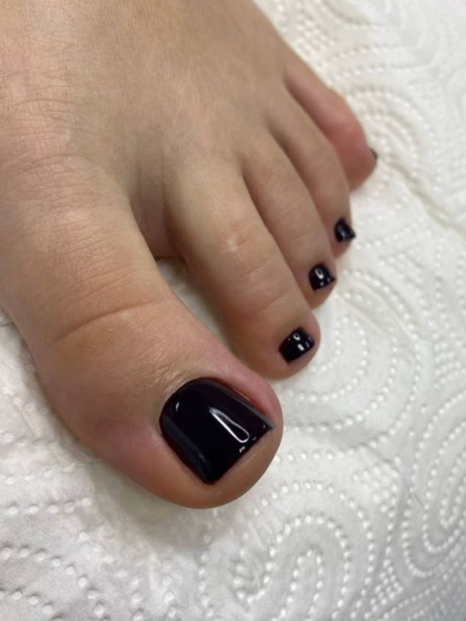 Pedichiura cu oja semipermanenta made by Cristina Toderean - from Stailer