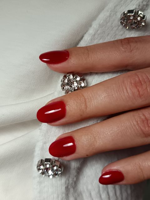 Manichiura cu gel pe unghie naturala