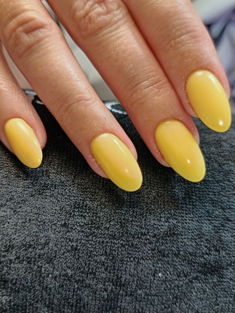 Manichiura cu gel pe unghie naturala