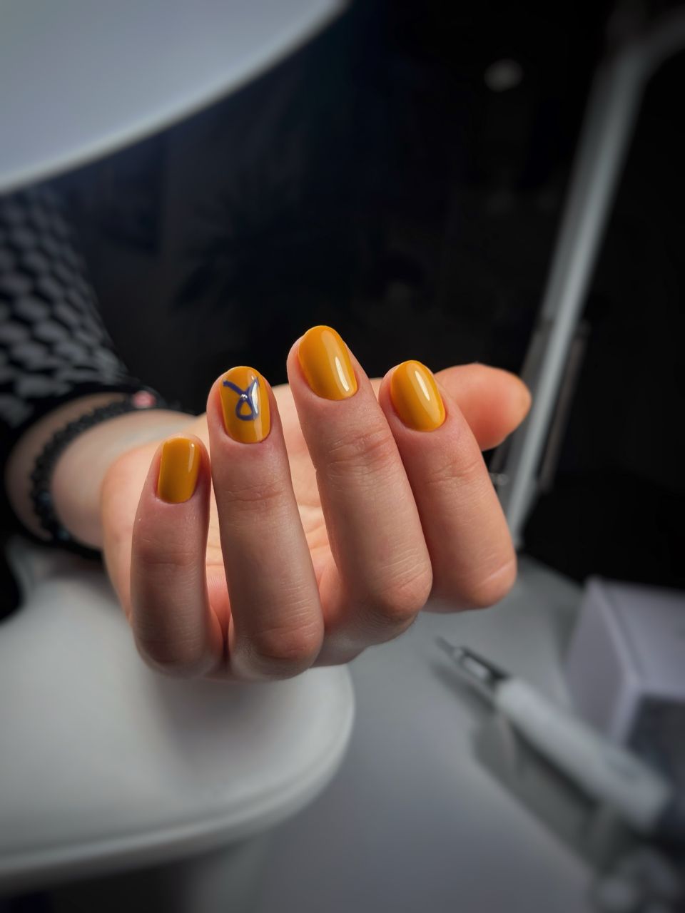 Manichiura cu oja semipermanenta made by Adina Gradinaru - from Stailer