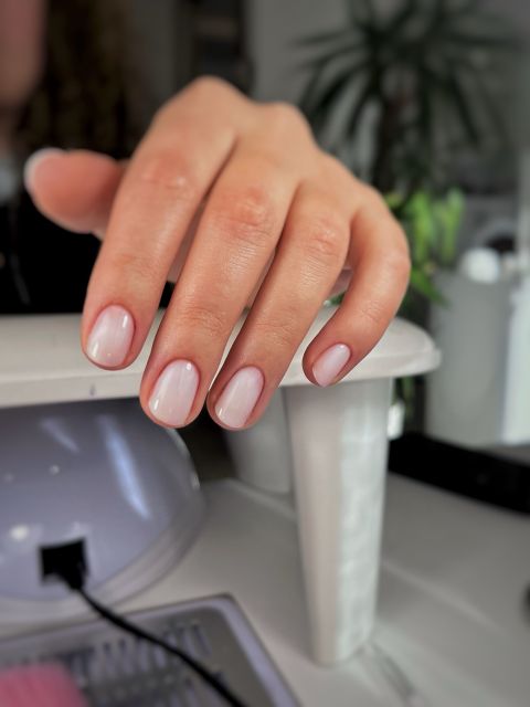 Manichiura cu oja semipermanenta made by Adina Gradinaru - from Stailer