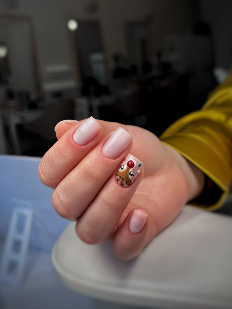 Manichiura cu oja semipermanenta made by Adina Gradinaru - from Stailer