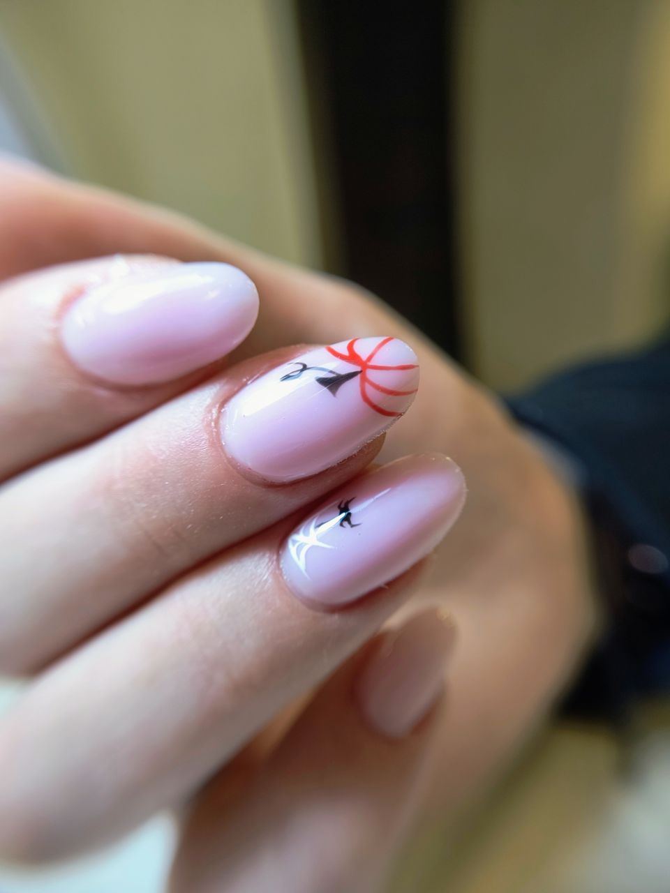 Manichiura cu oja semipermanenta made by Andreea Biru - from Stailer