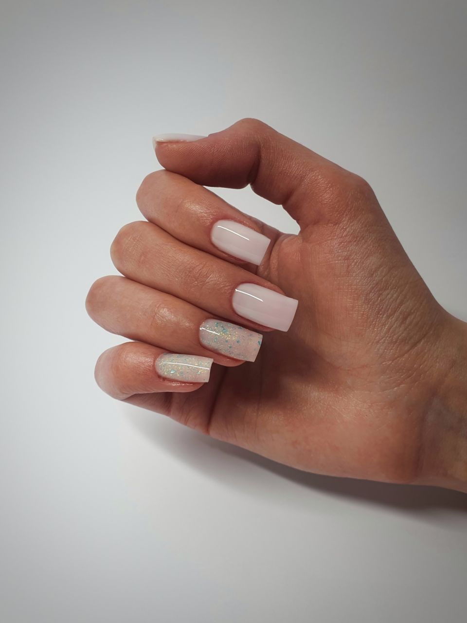 Manichiura cu oja semipermanenta made by Roxana Lucan - from Stailer