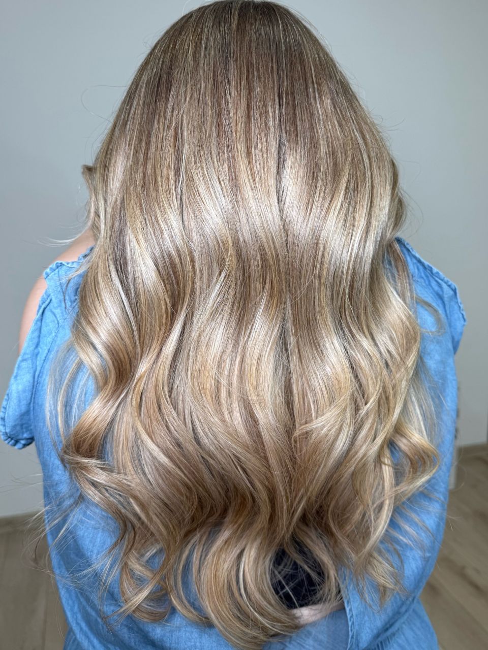 Balayage din decolorare made by Claudia Balmus - from Stailer