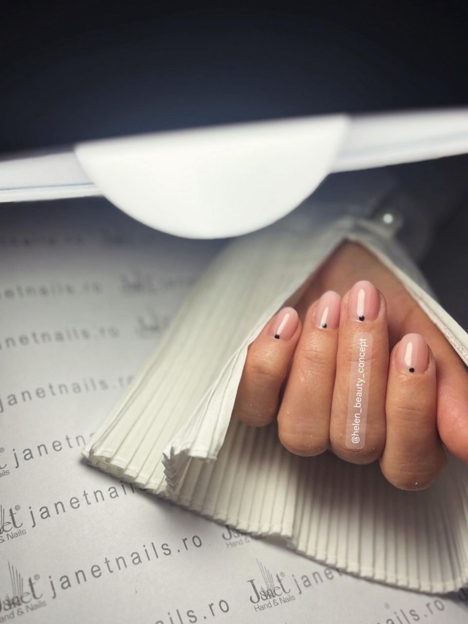 Manichiura cu oja semipermanenta made by Elena Helen - from Stailer