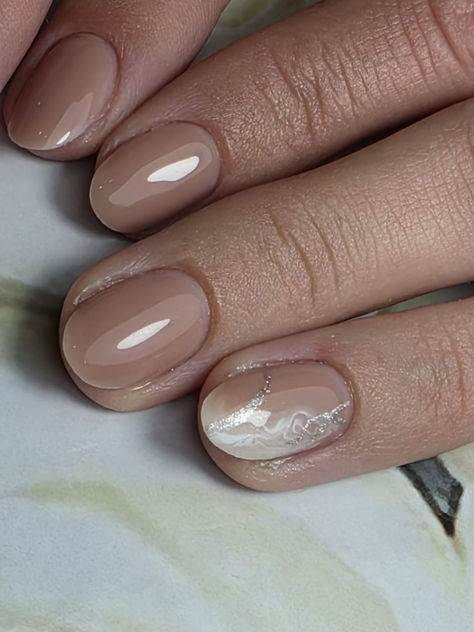 Manichiura cu oja semipermanenta made by Alexandra Laudacescu - from Stailer