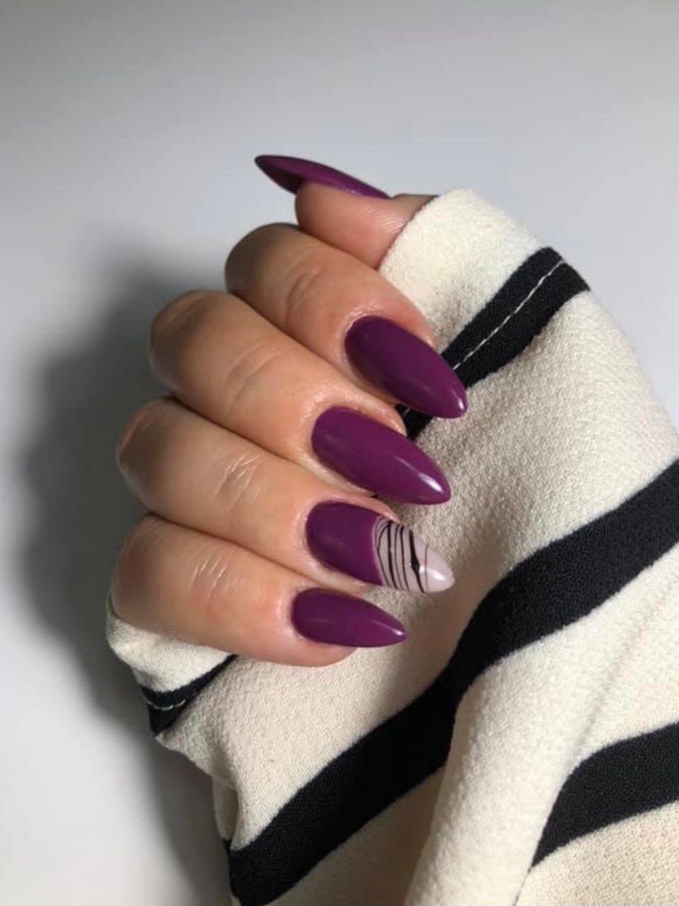 Manichiura constructie unghii cu gel made by Oana Crisan - from Stailer