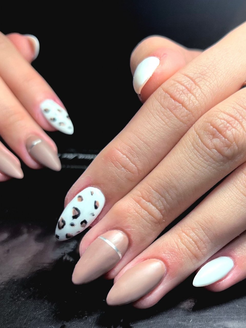 Manichiura constructie unghii cu gel made by Oana Crisan - from Stailer