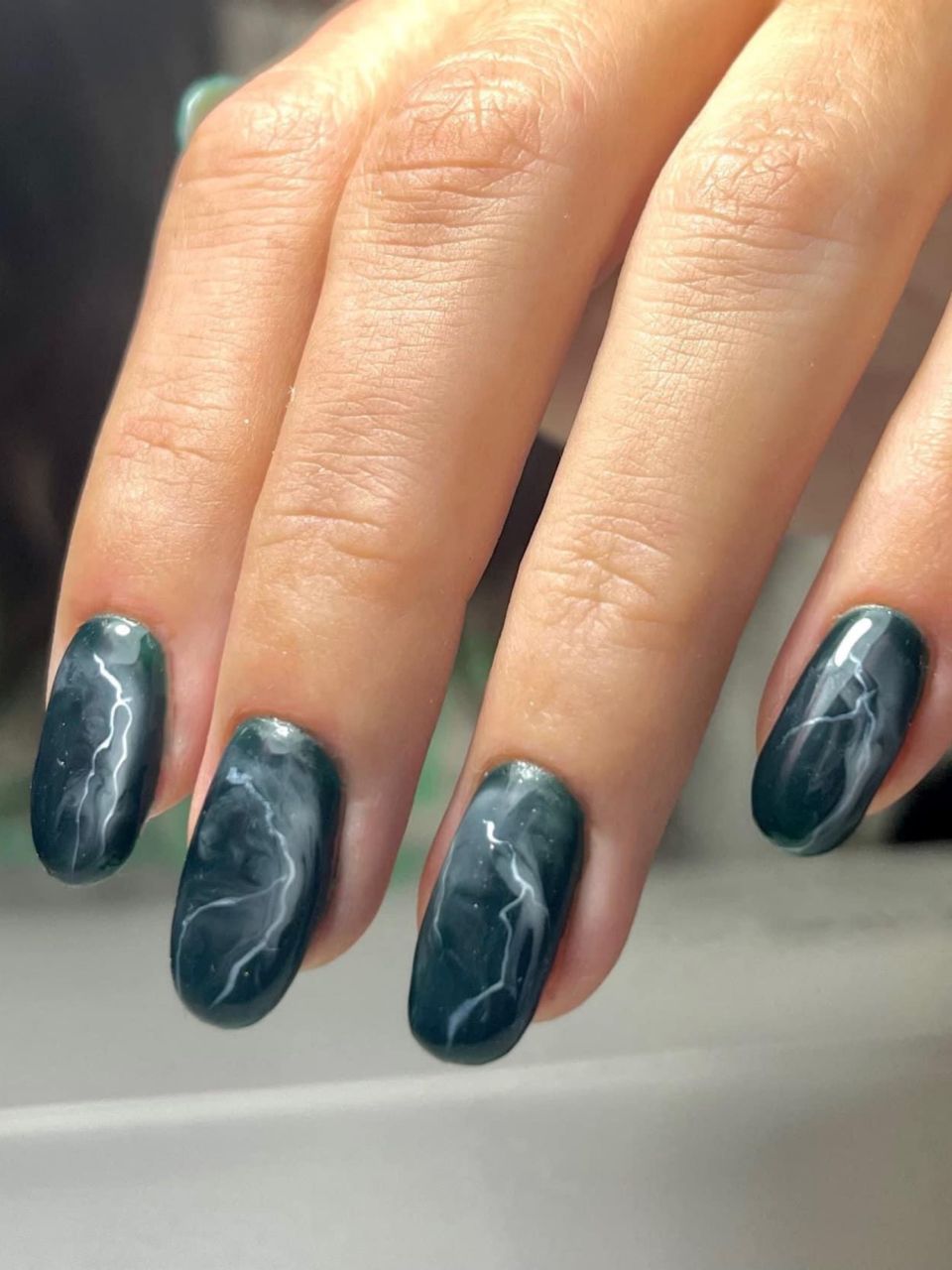 Manichiura cu oja semipermanenta made by Oana Crisan - from Stailer