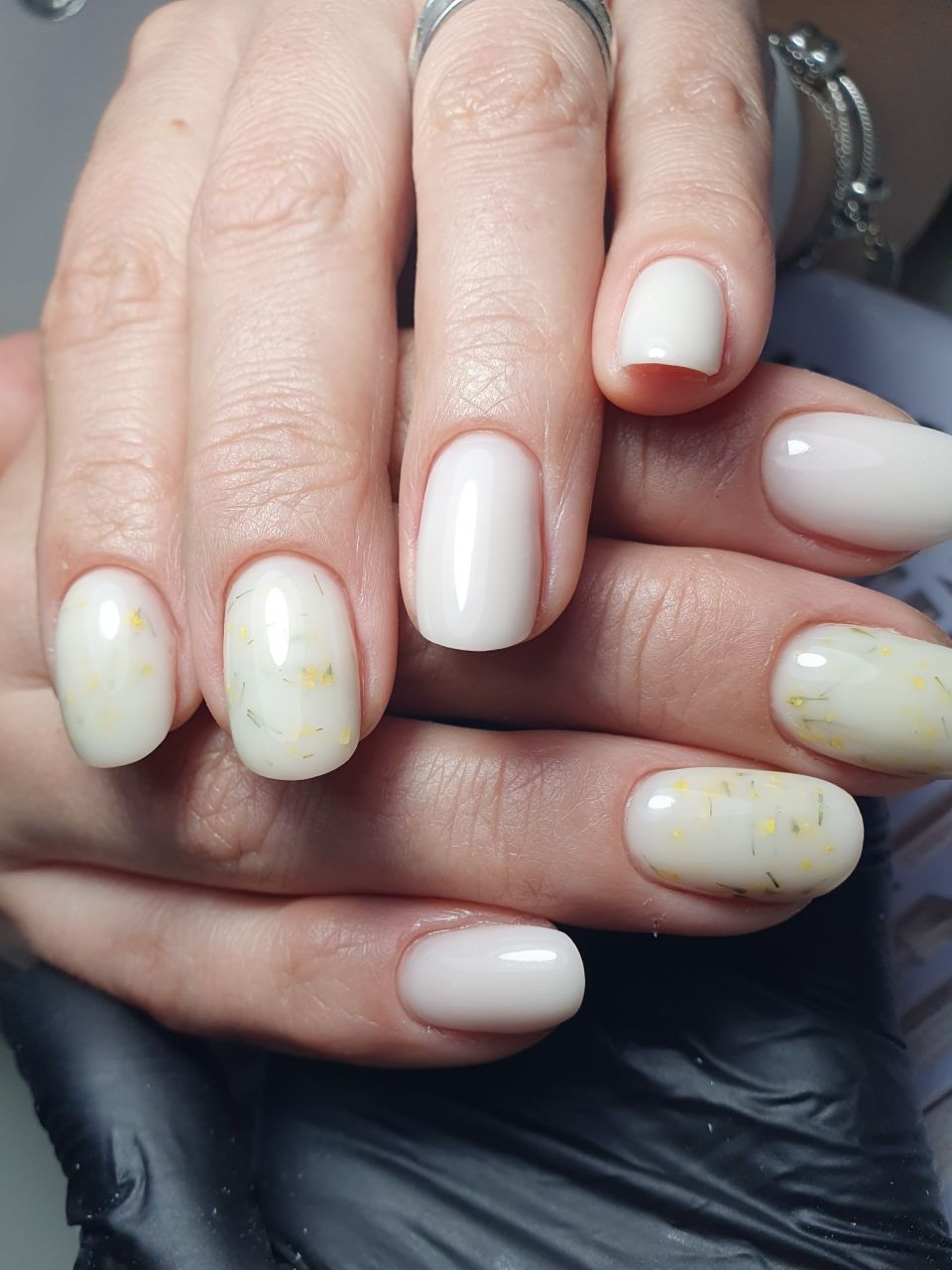 Manichiura cu gel pe unghia naturala made by Amalia C - from Stailer